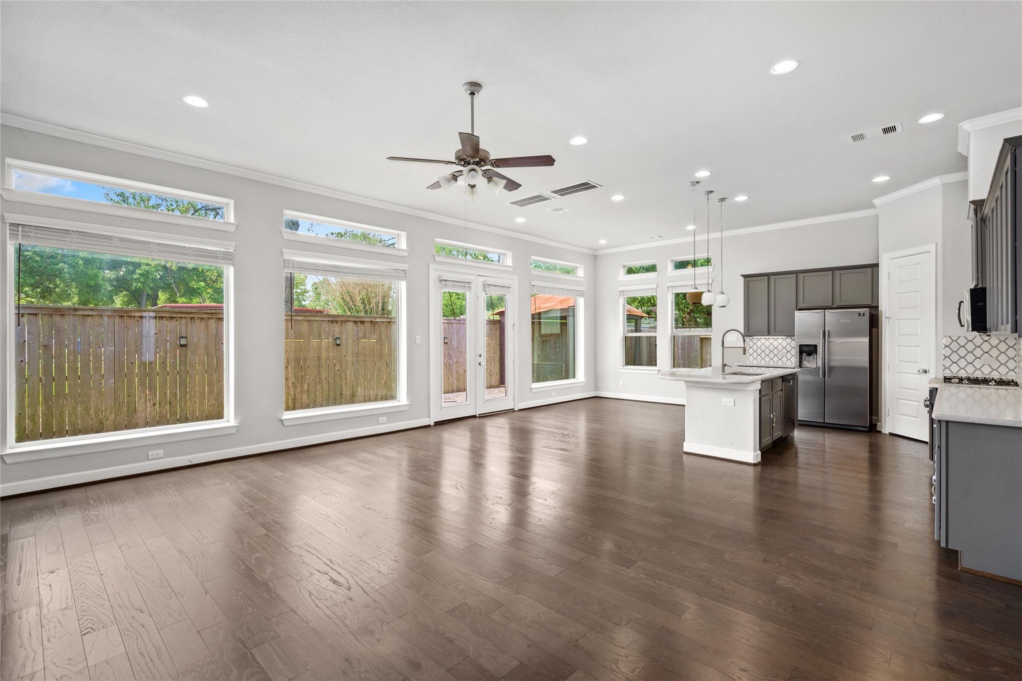 927 S Lacey Garden Loop