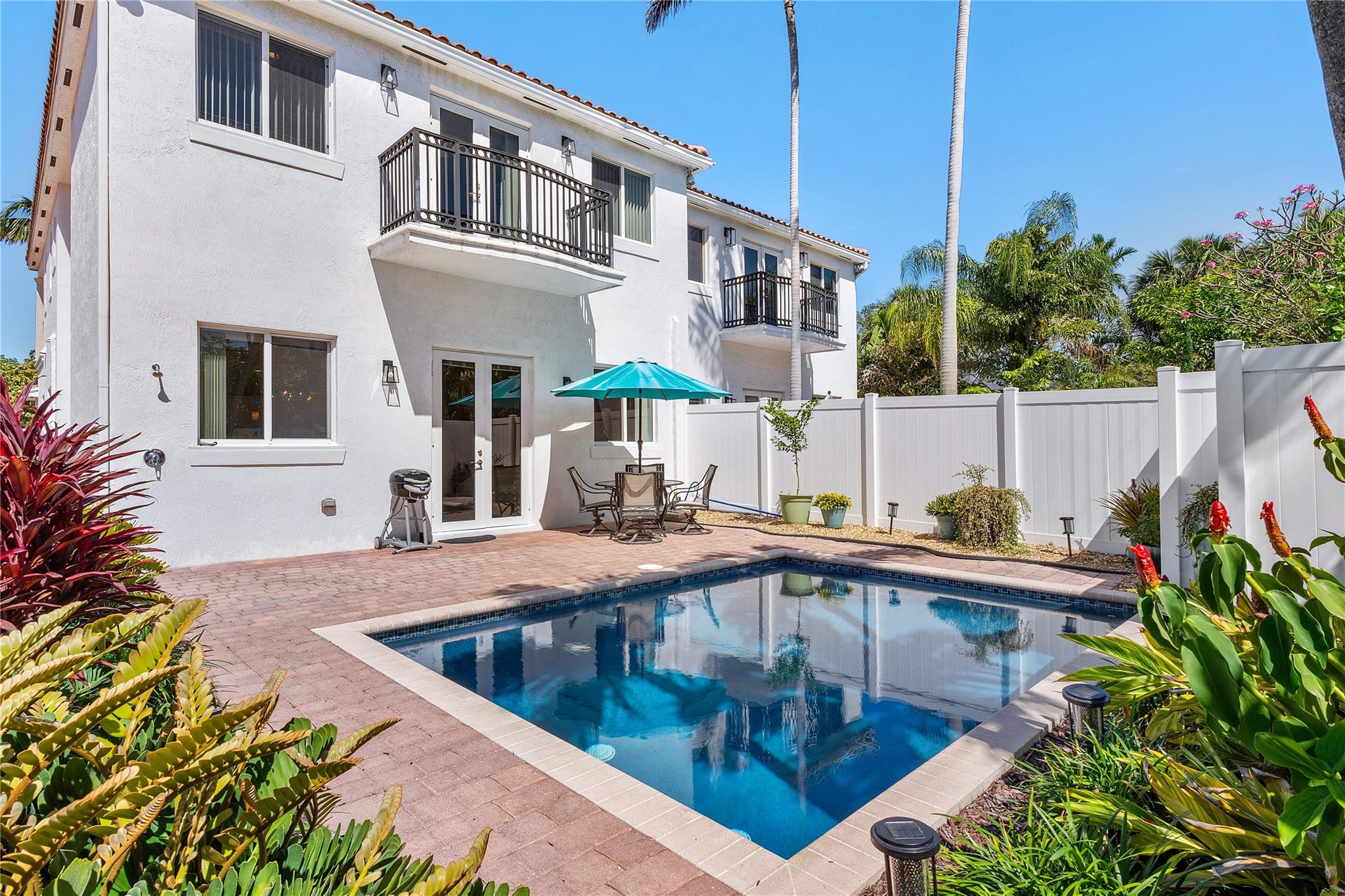 1220 NE 17th Way 1220