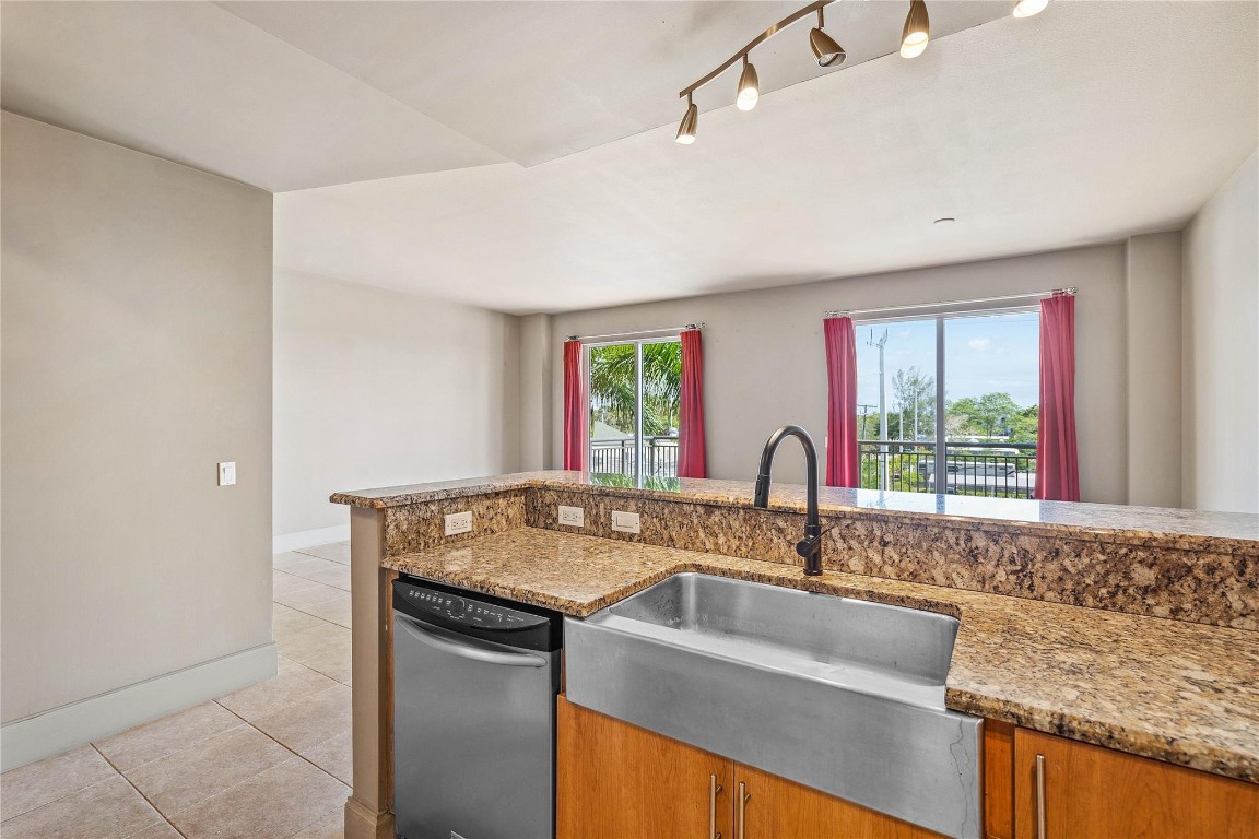 2631 NE 14th Ave 303