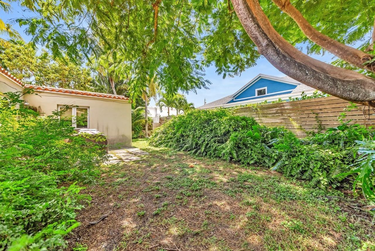 735 NE 17th Ter