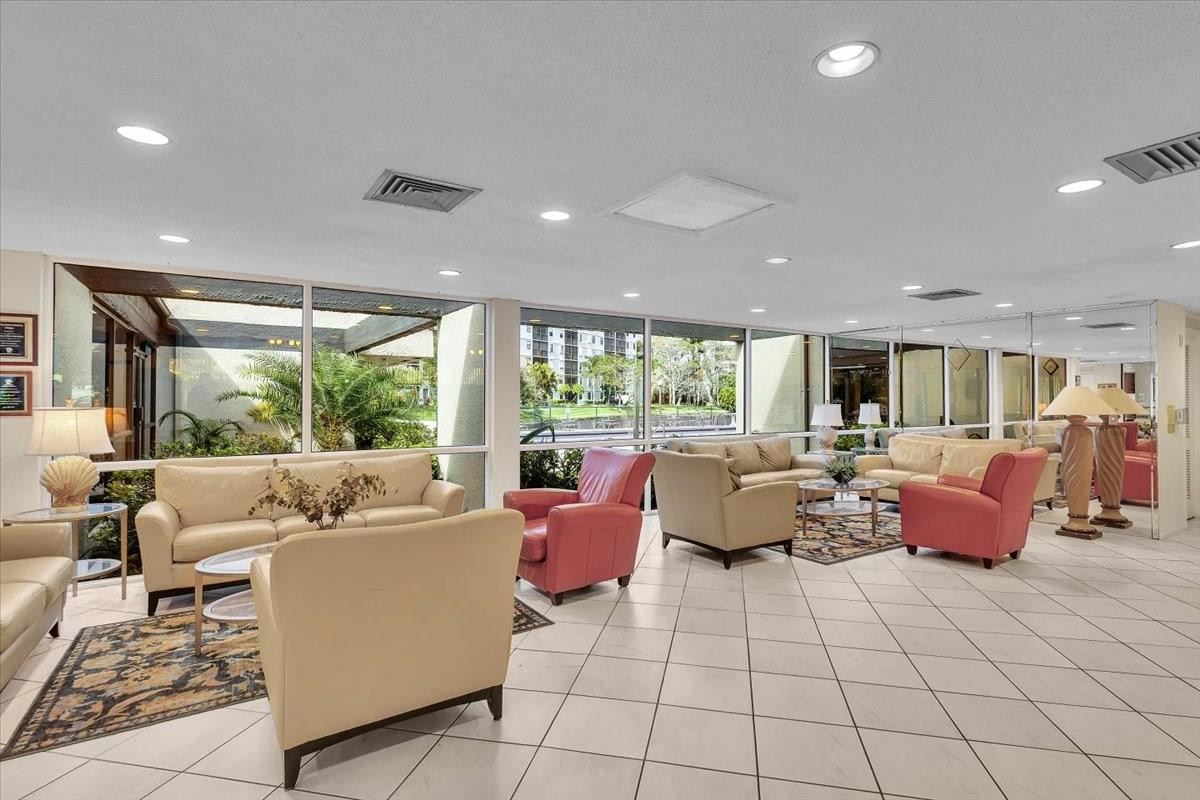 2112 S Cypress Bend Dr 508