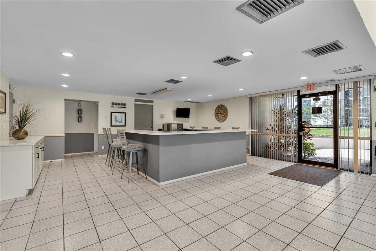 2112 S Cypress Bend Dr 508