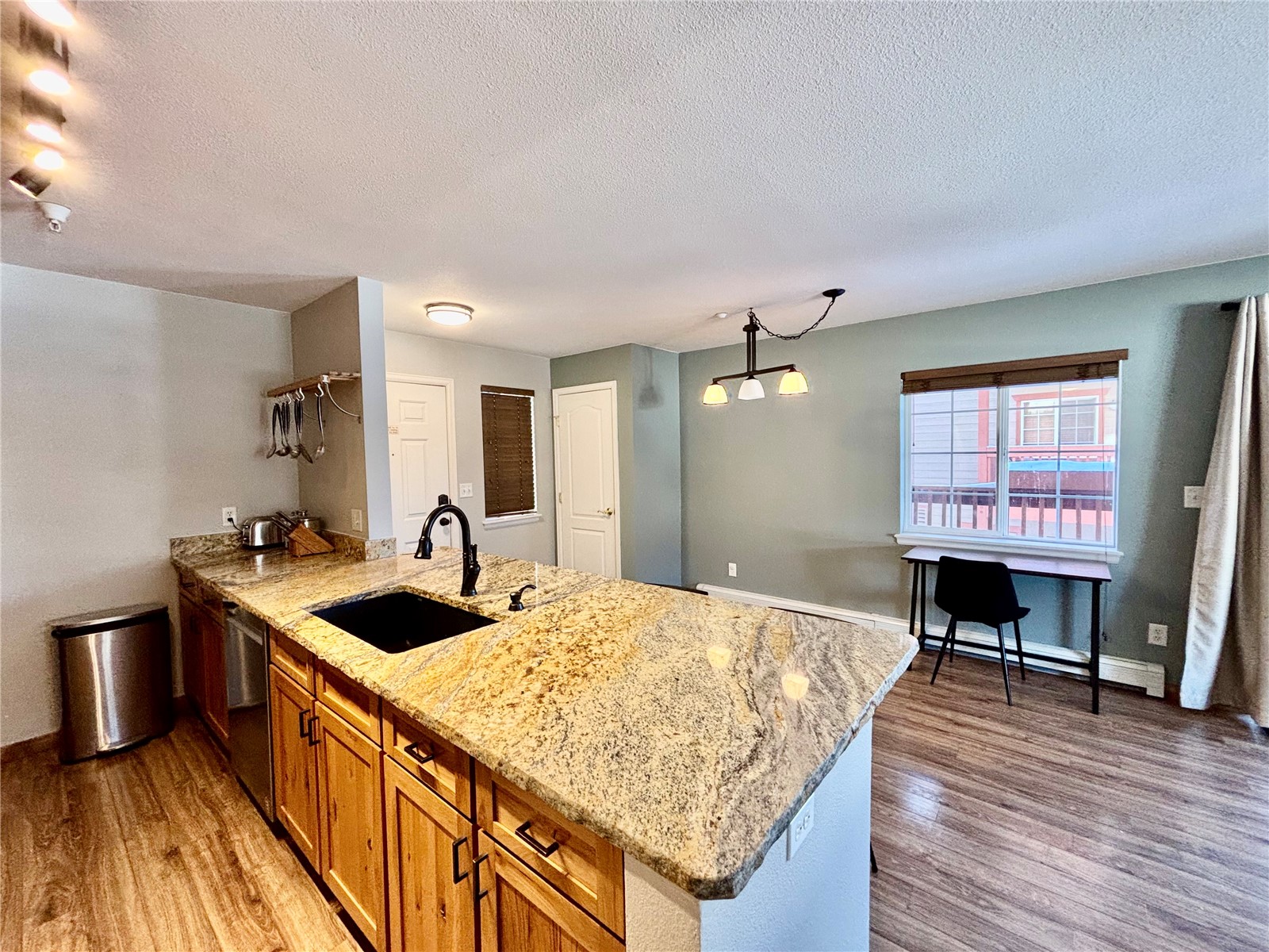 183 Pelican CIRCLE 1301