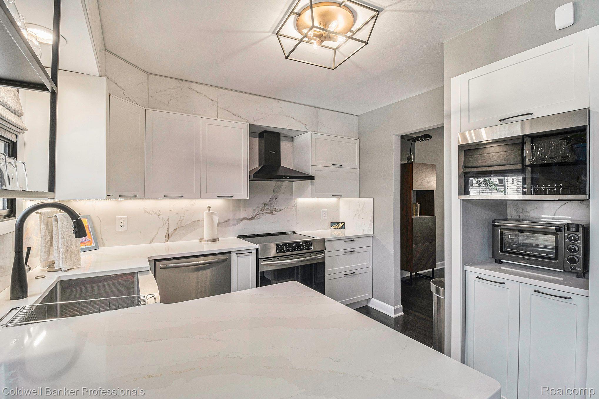 320 E 5TH Street