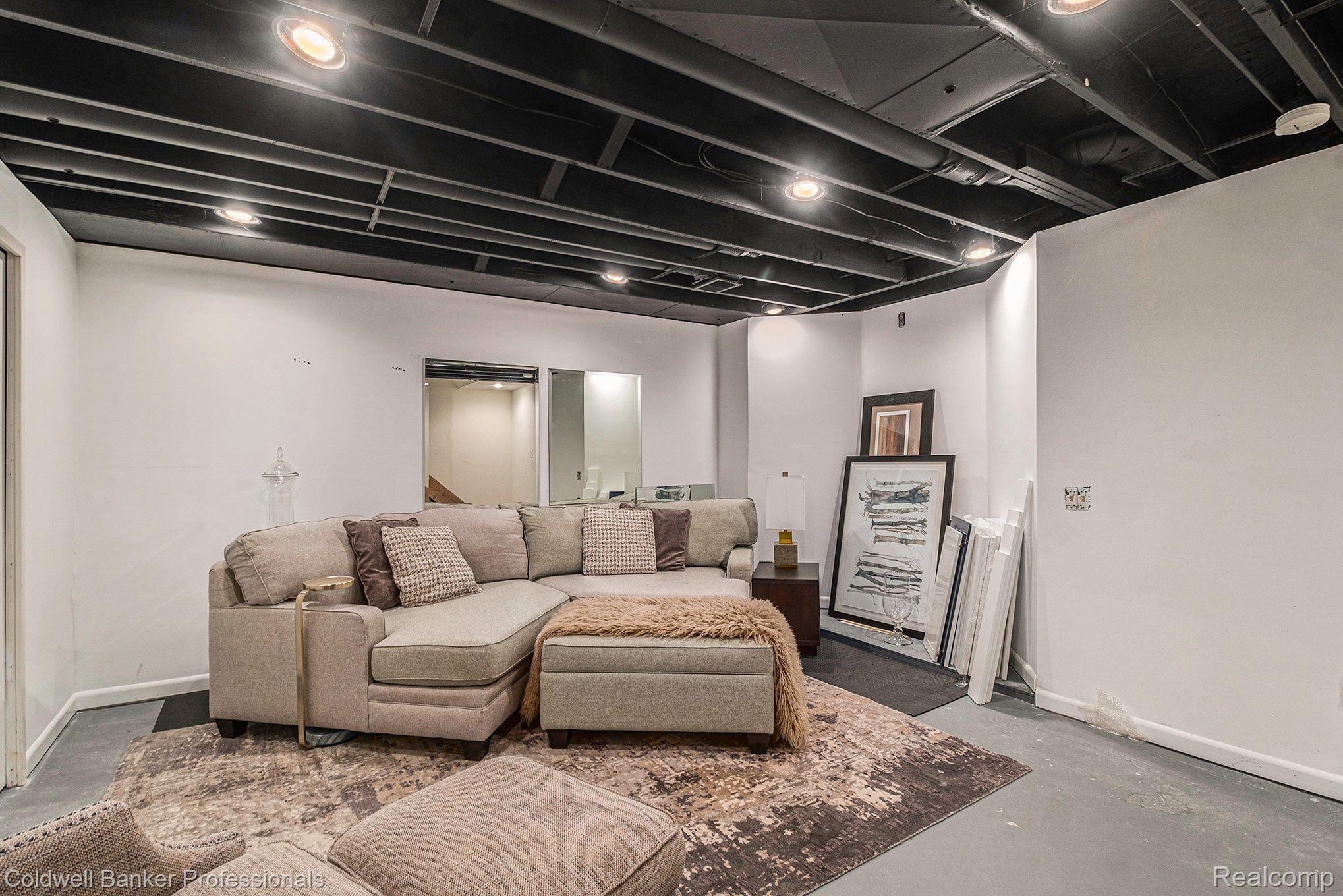 320 E 5TH Street