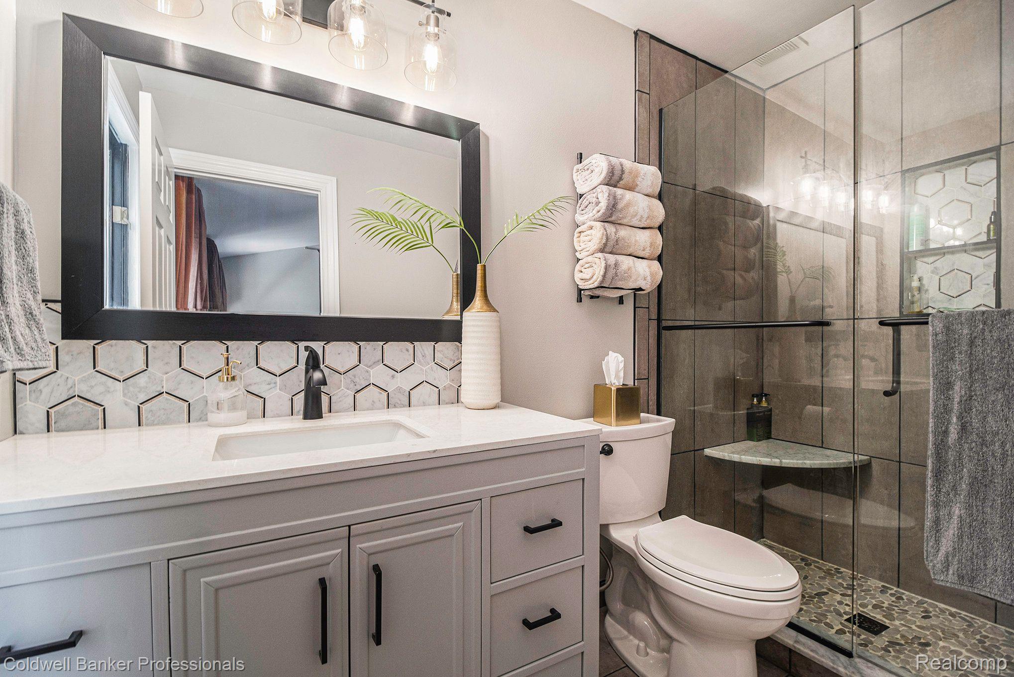320 E 5TH Street