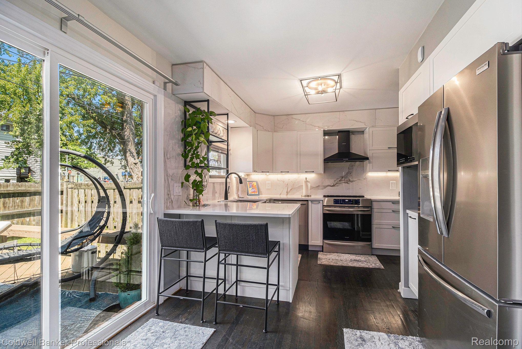 320 E 5TH Street