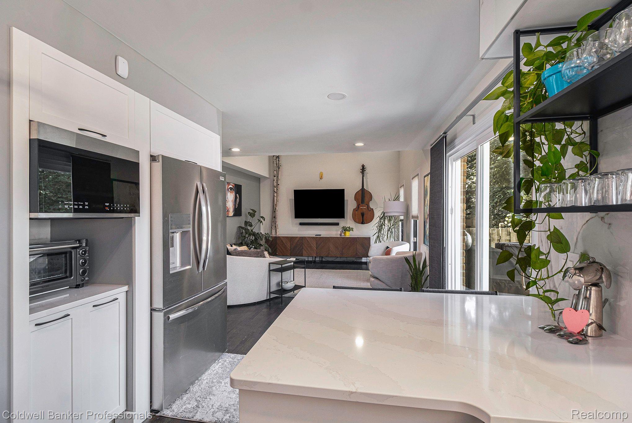 320 E 5TH Street