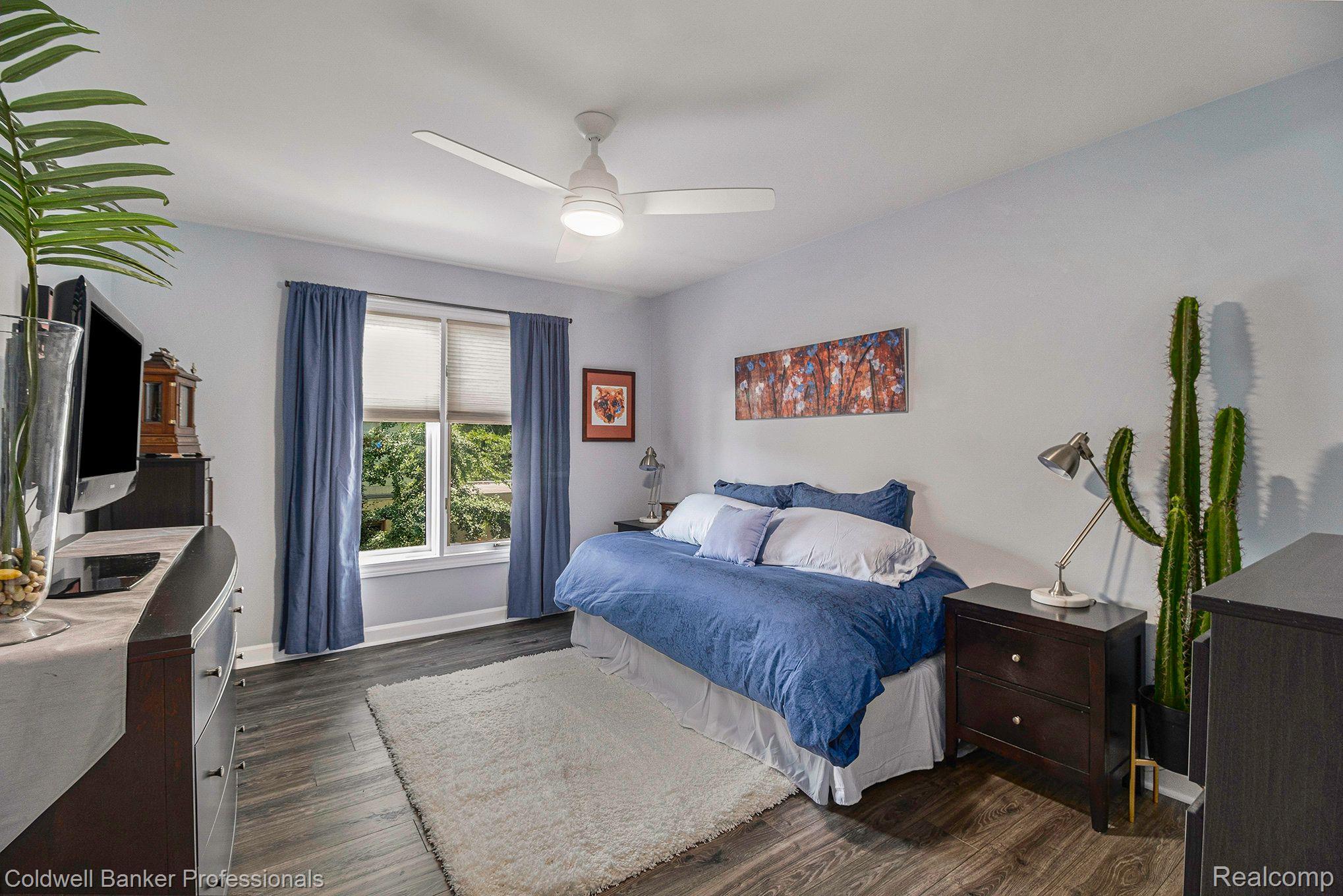 320 E 5TH Street