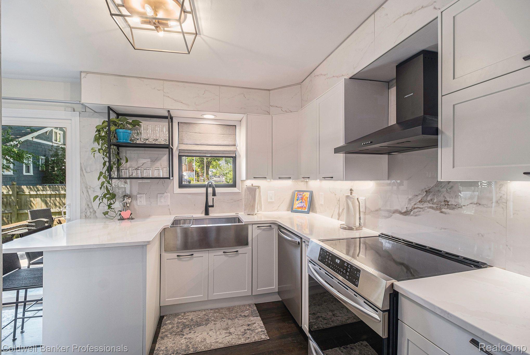 320 E 5TH Street