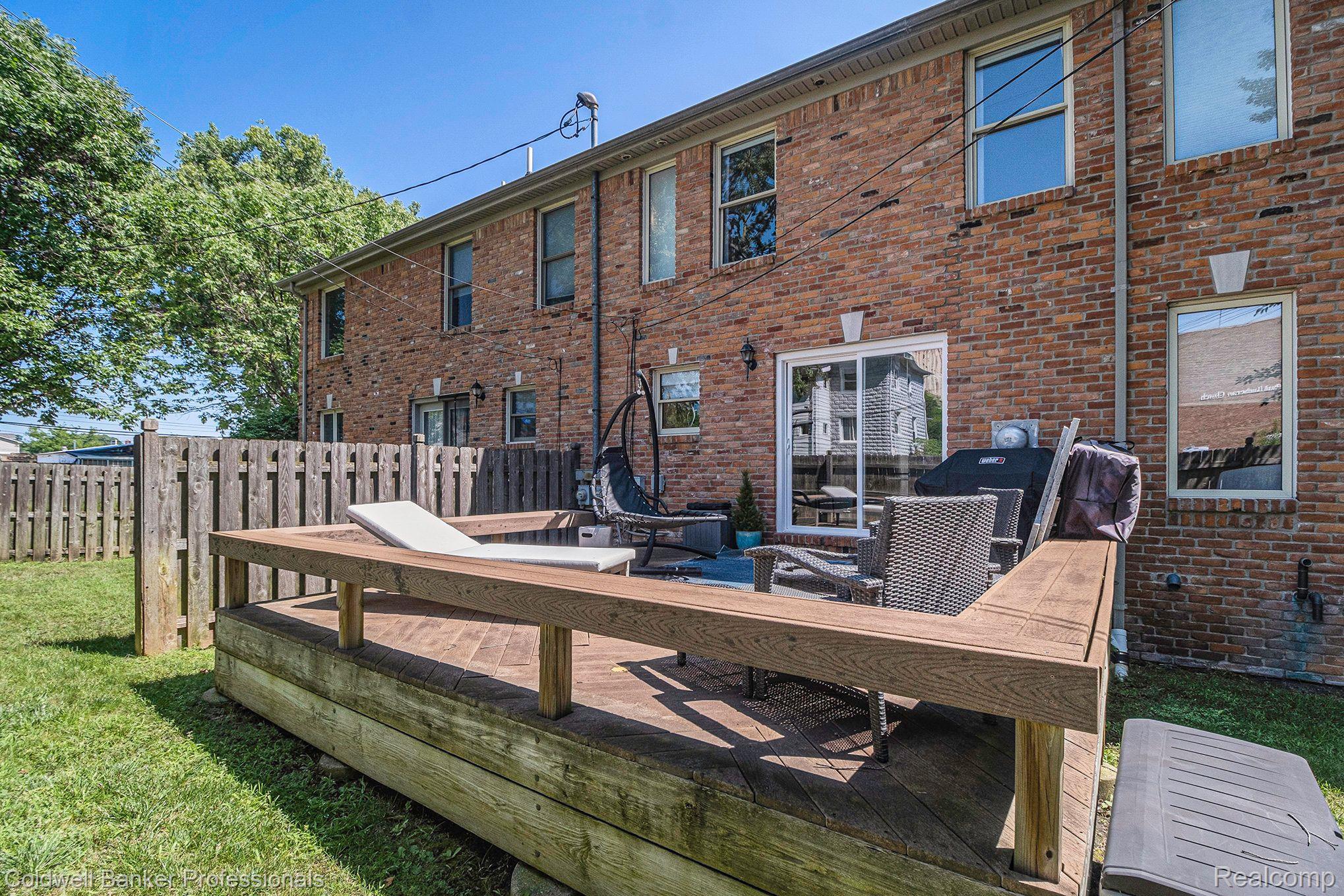 320 E 5TH Street