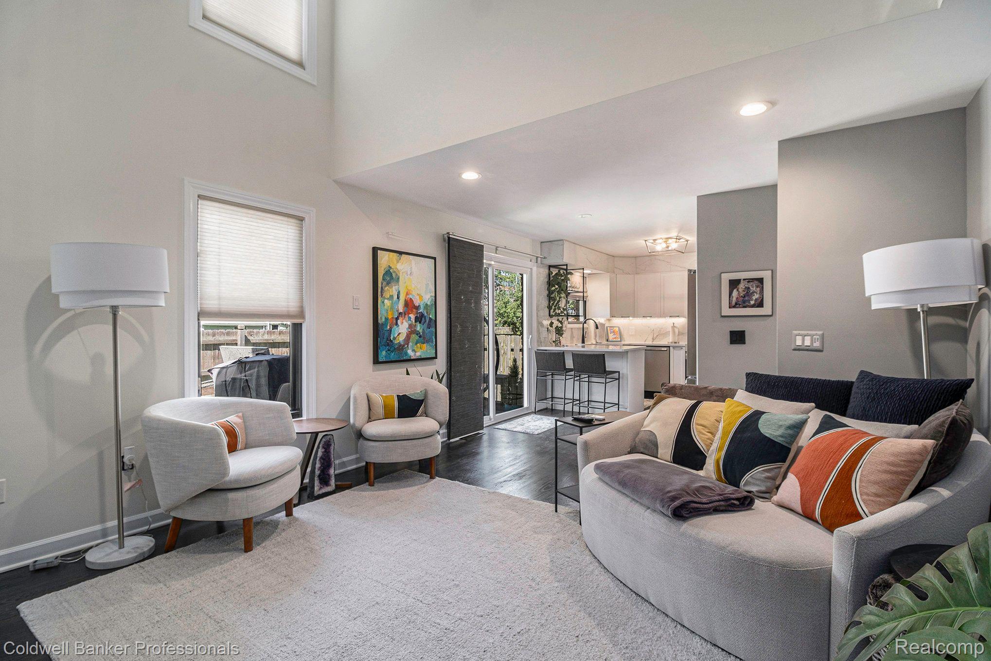 320 E 5TH Street