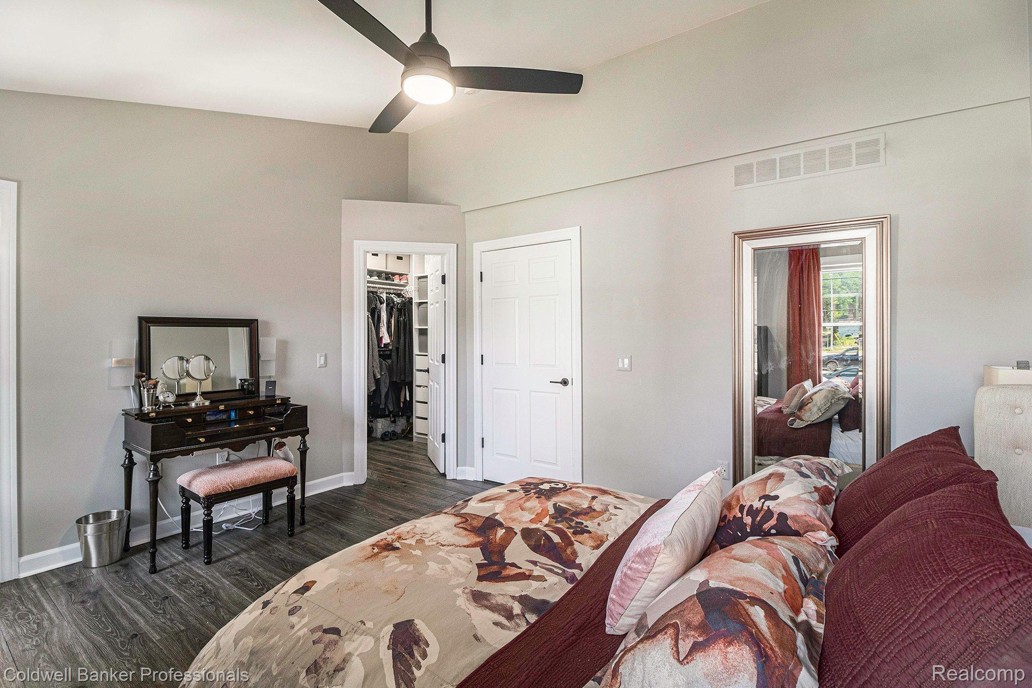 320 E 5TH Street