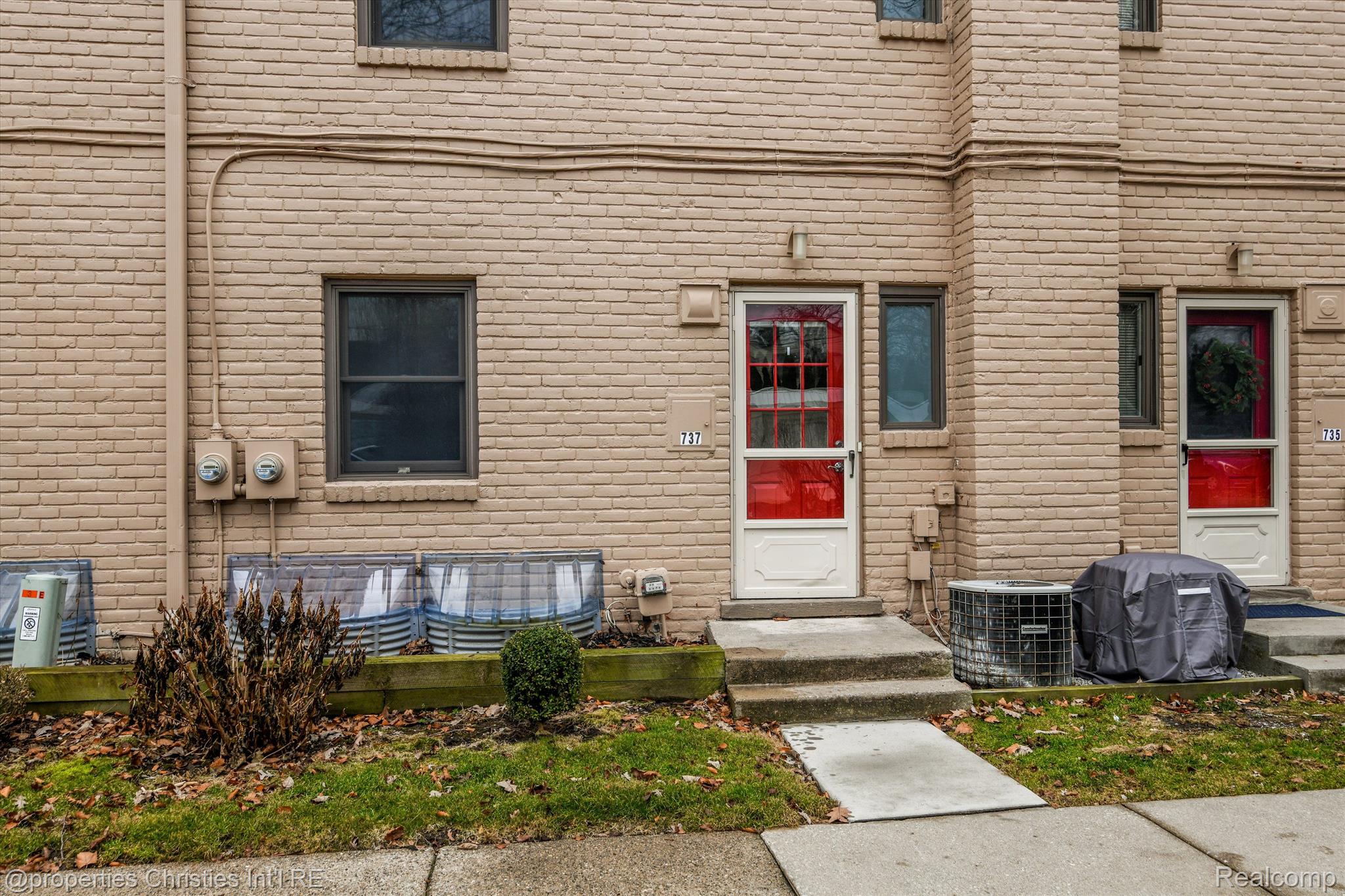 737 N Eton Street