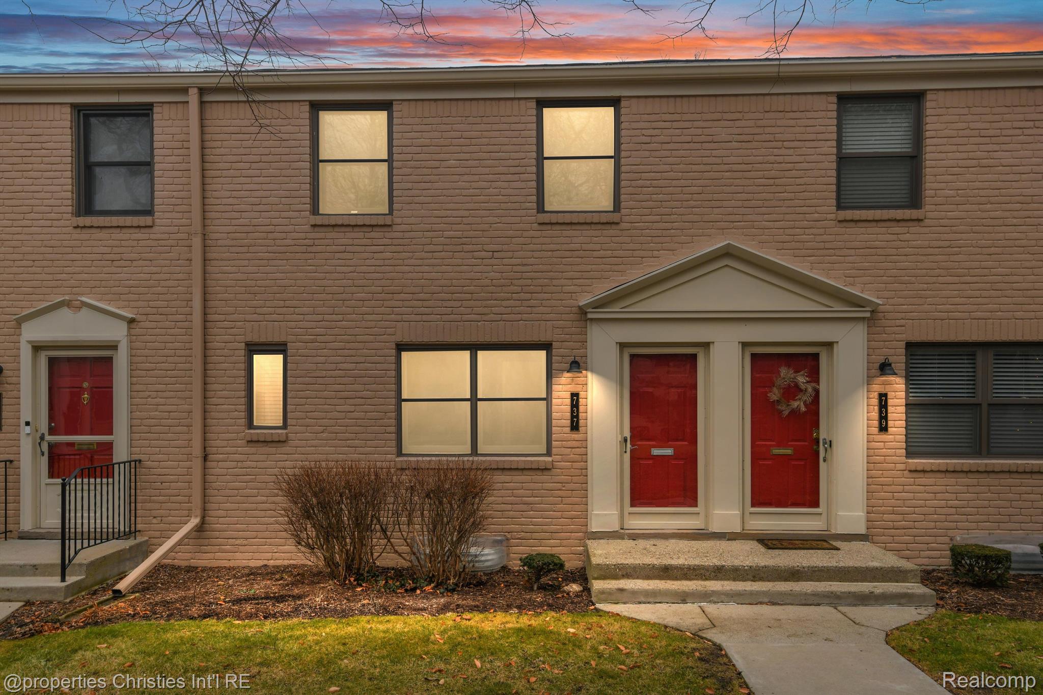 737 N Eton Street
