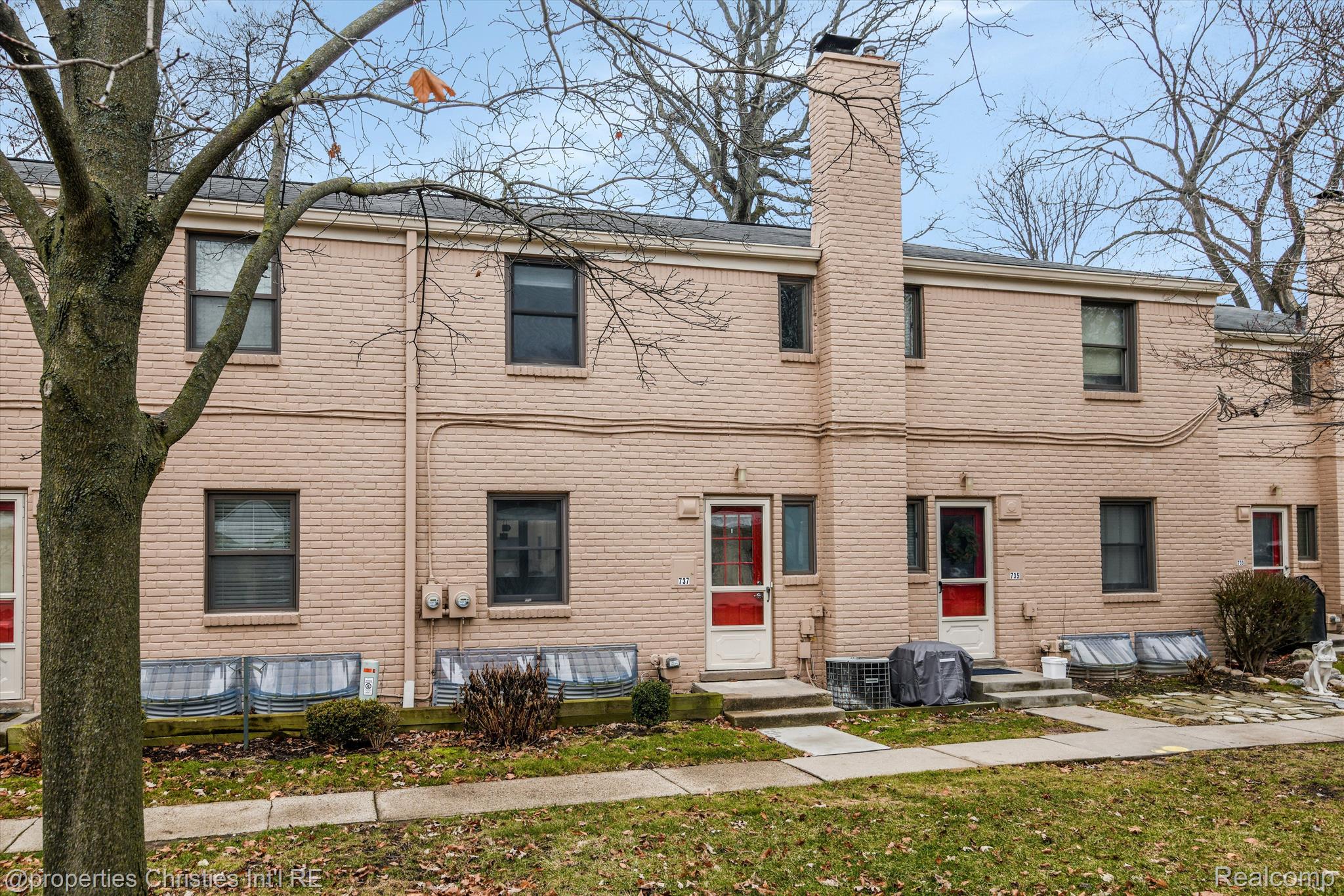737 N Eton Street