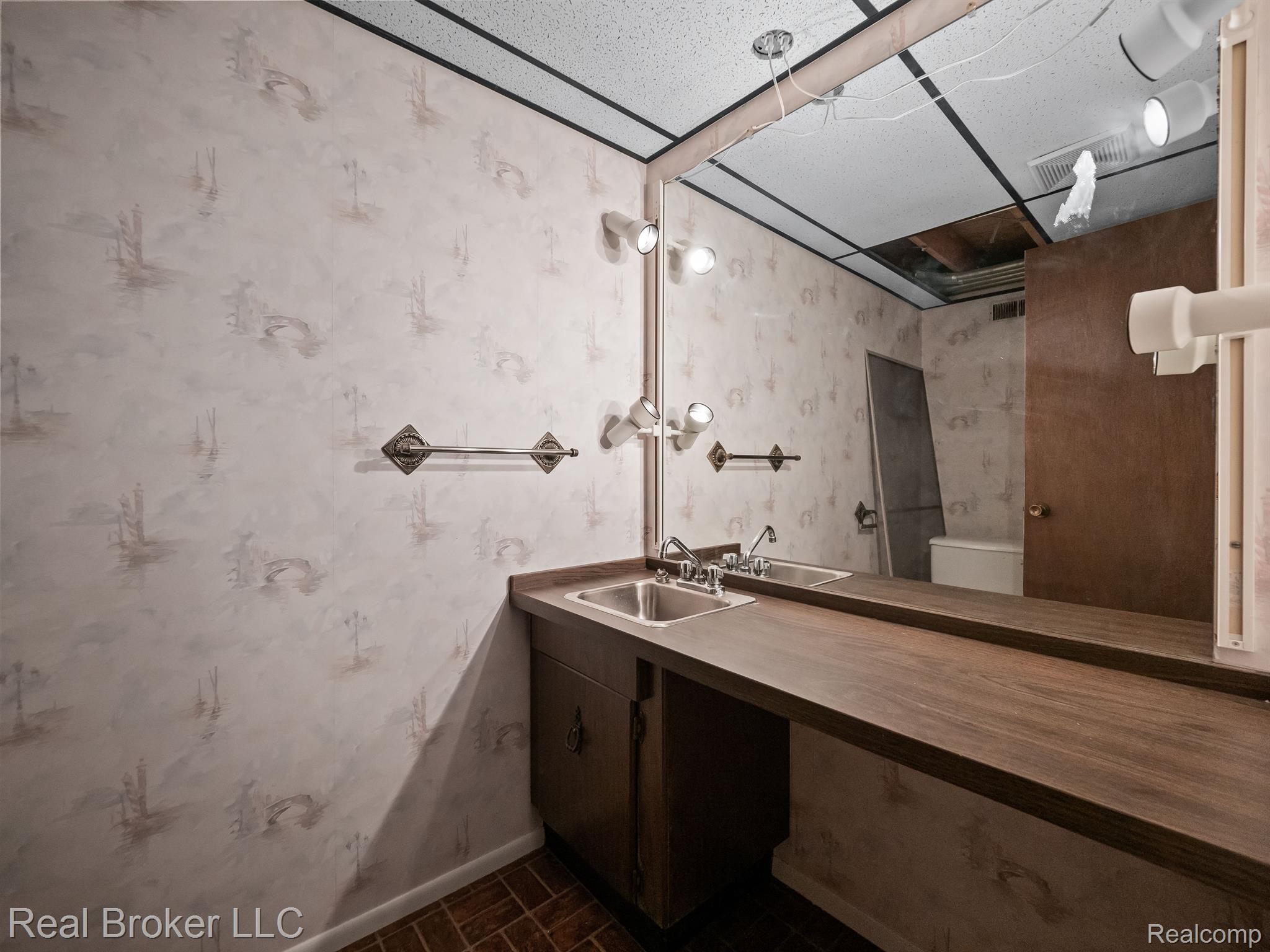 11719 SYCAMORE Drive Unit 8