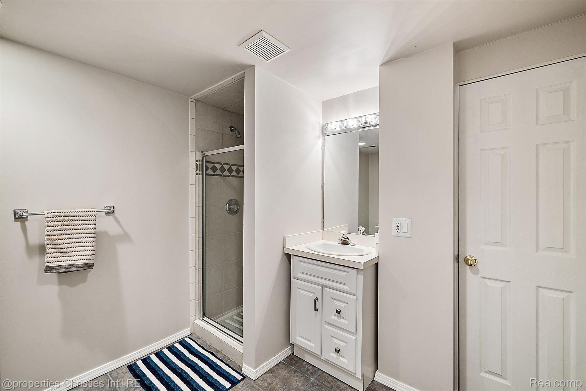 17506 Rolling Woods Circle