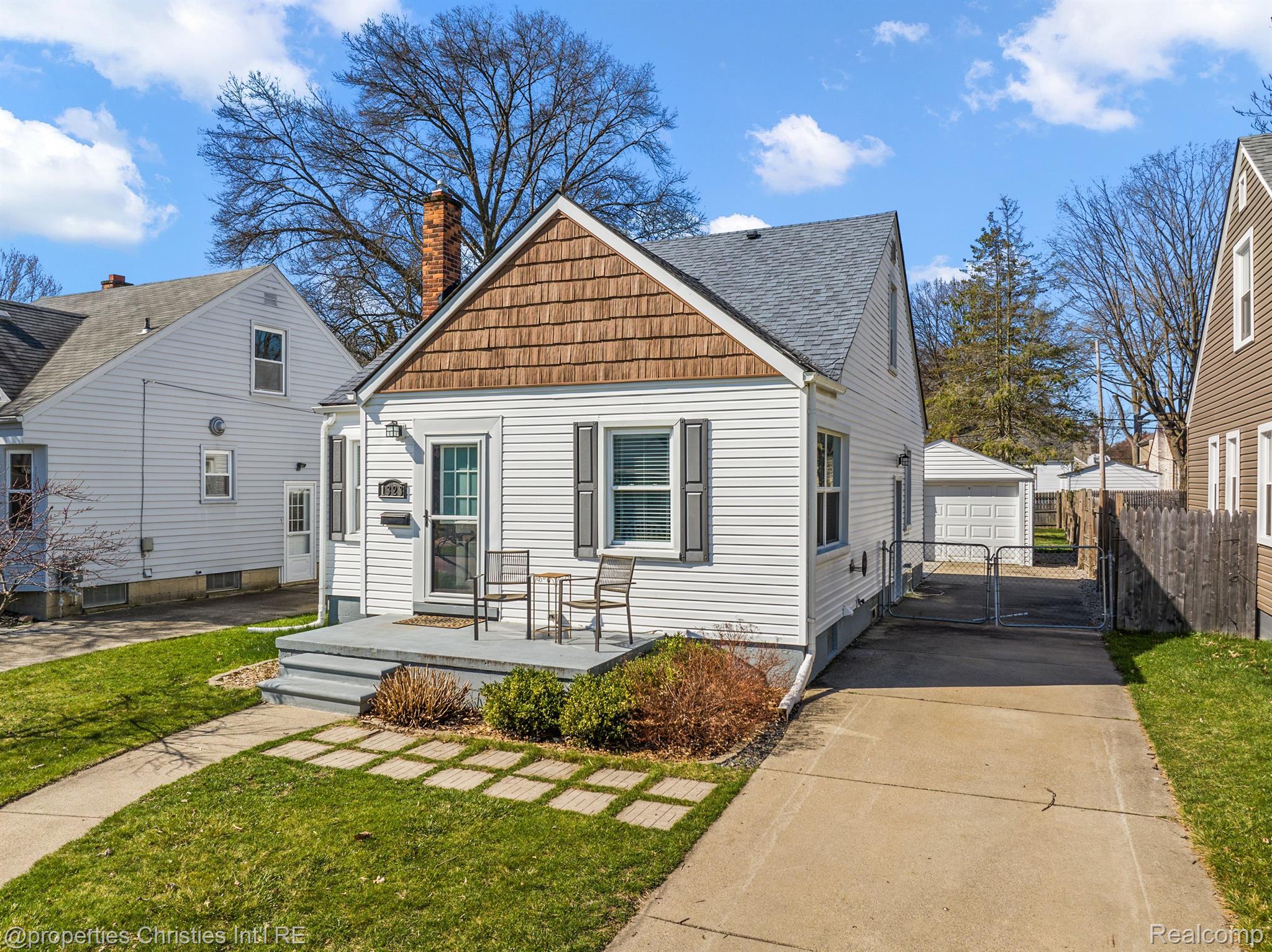 1323 N Altadena Avenue