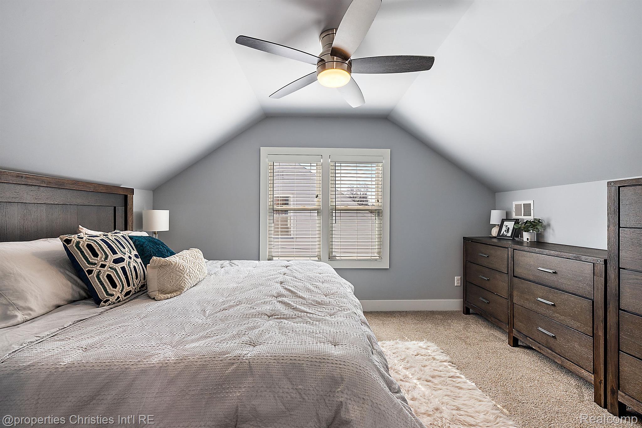1323 N Altadena Avenue