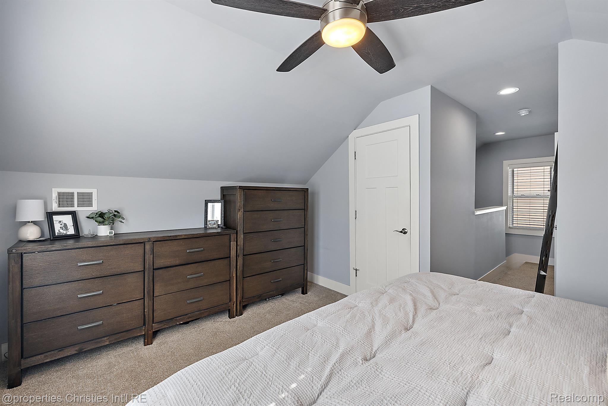 1323 N Altadena Avenue
