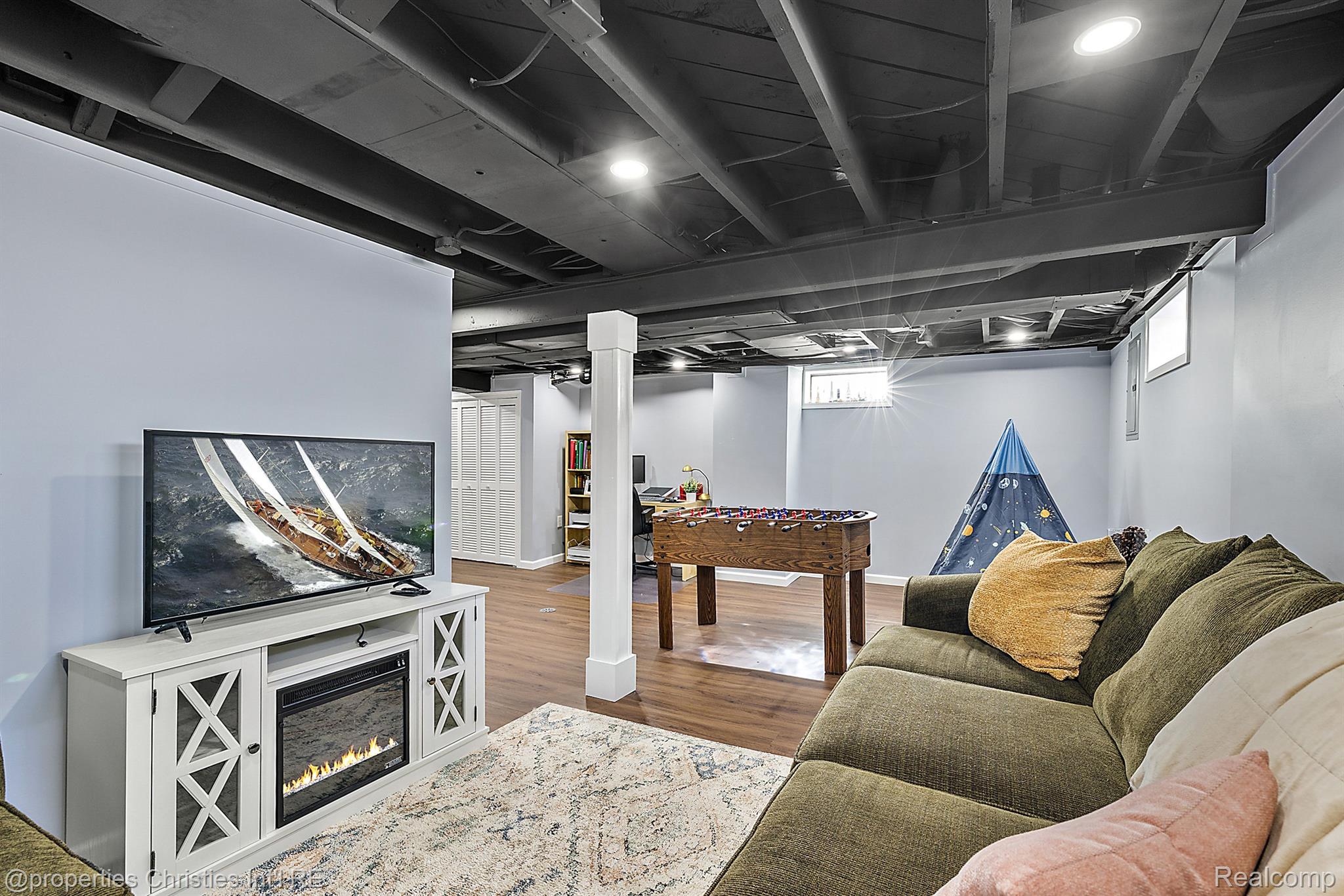 1323 N Altadena Avenue