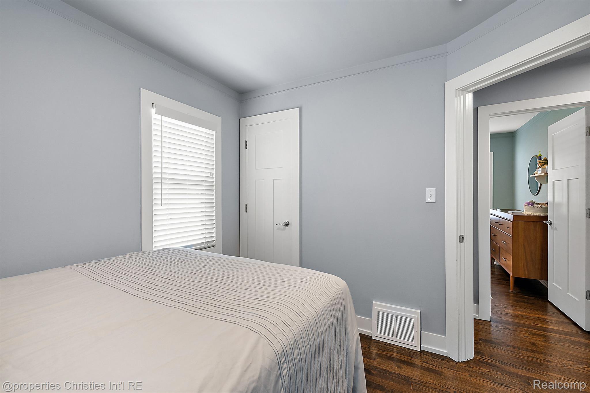 1323 N Altadena Avenue