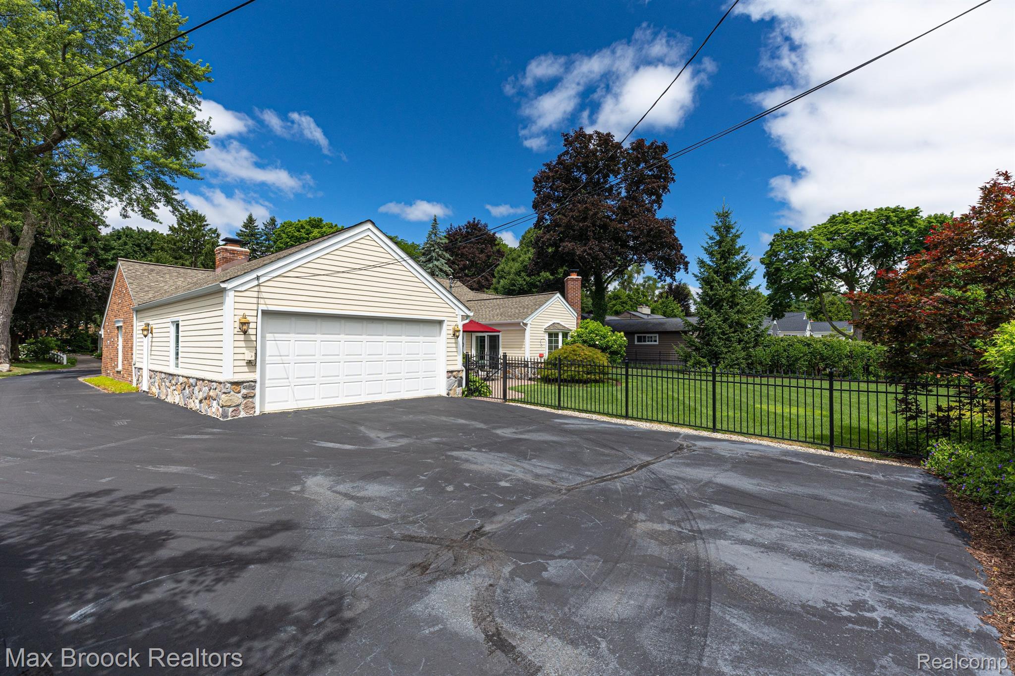 6335 E SURREY Road