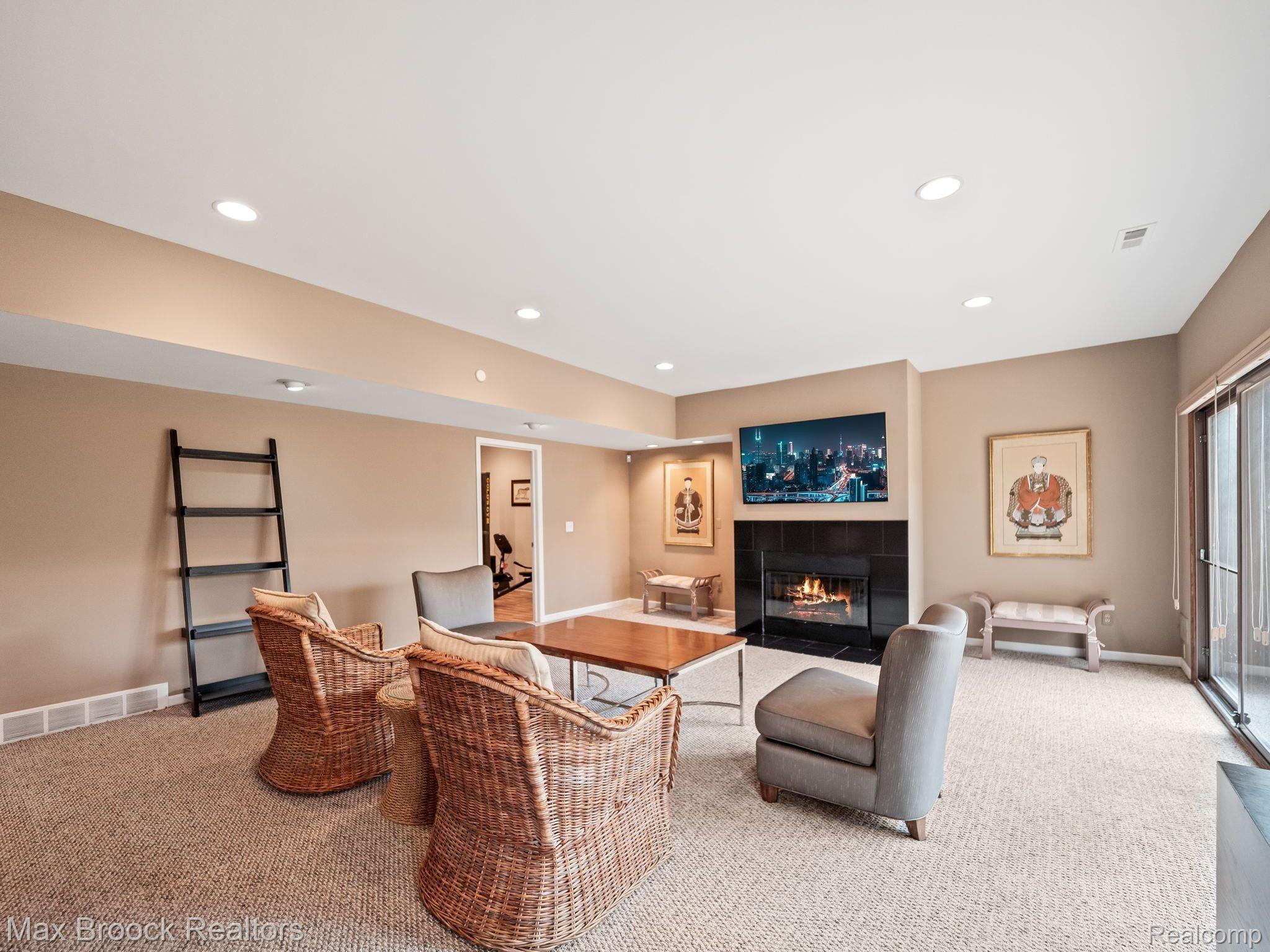 7219 Huntcliff