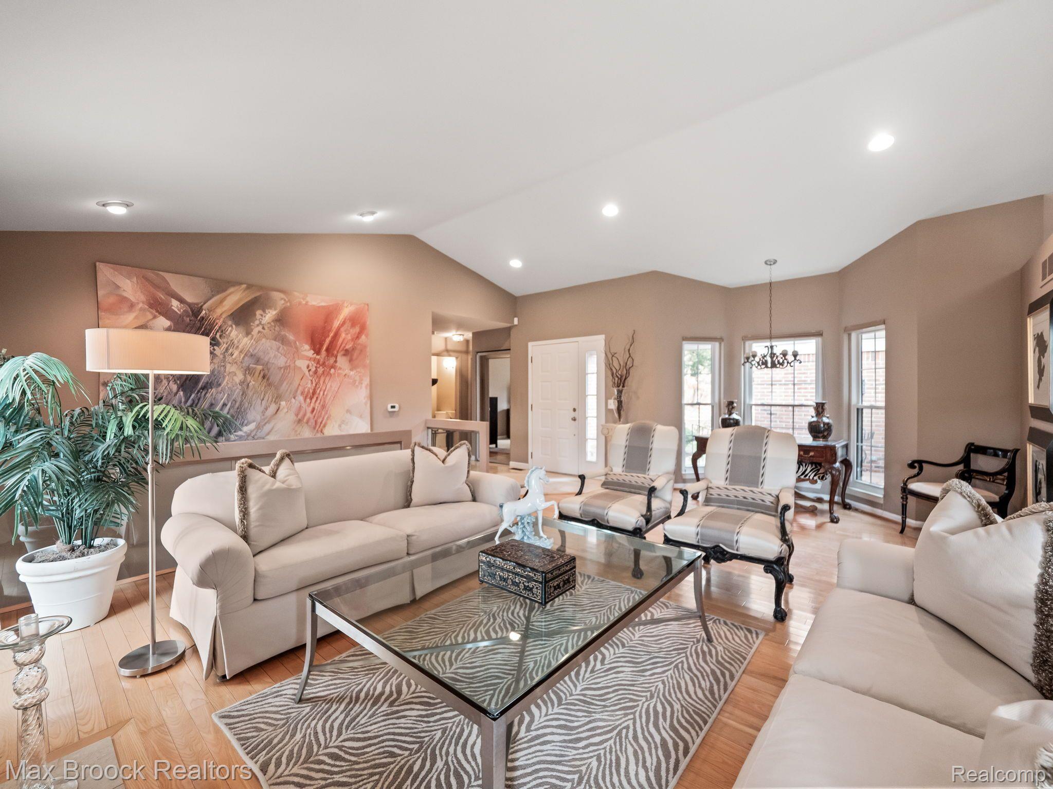 7219 Huntcliff