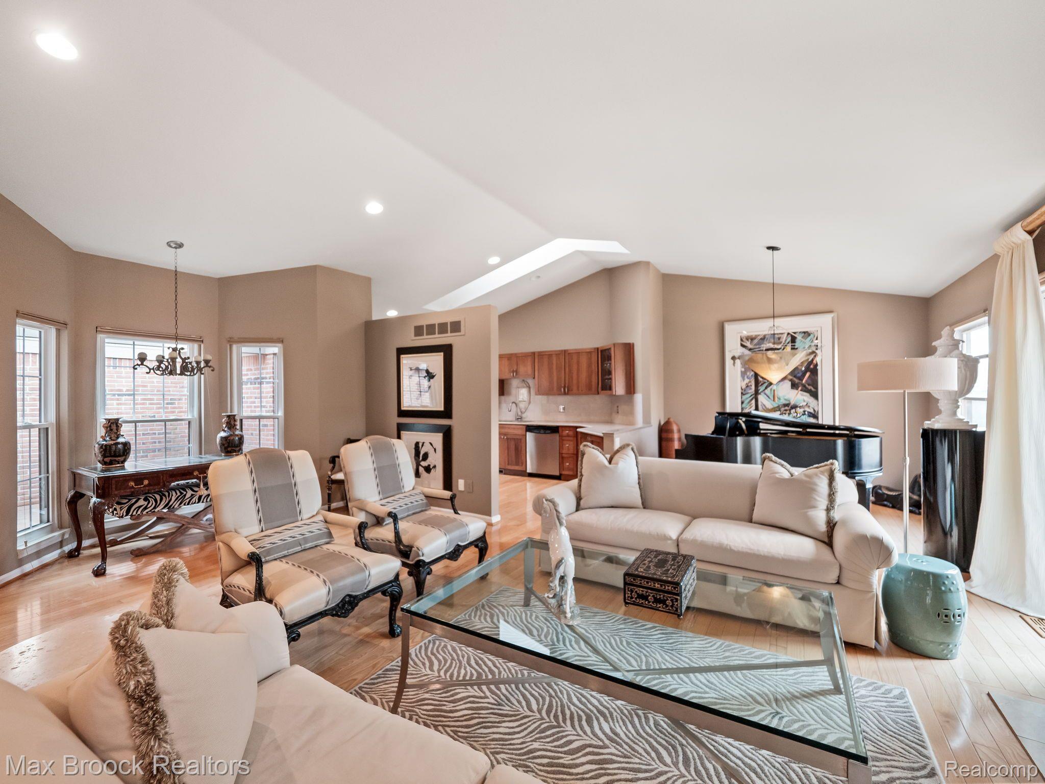 7219 Huntcliff