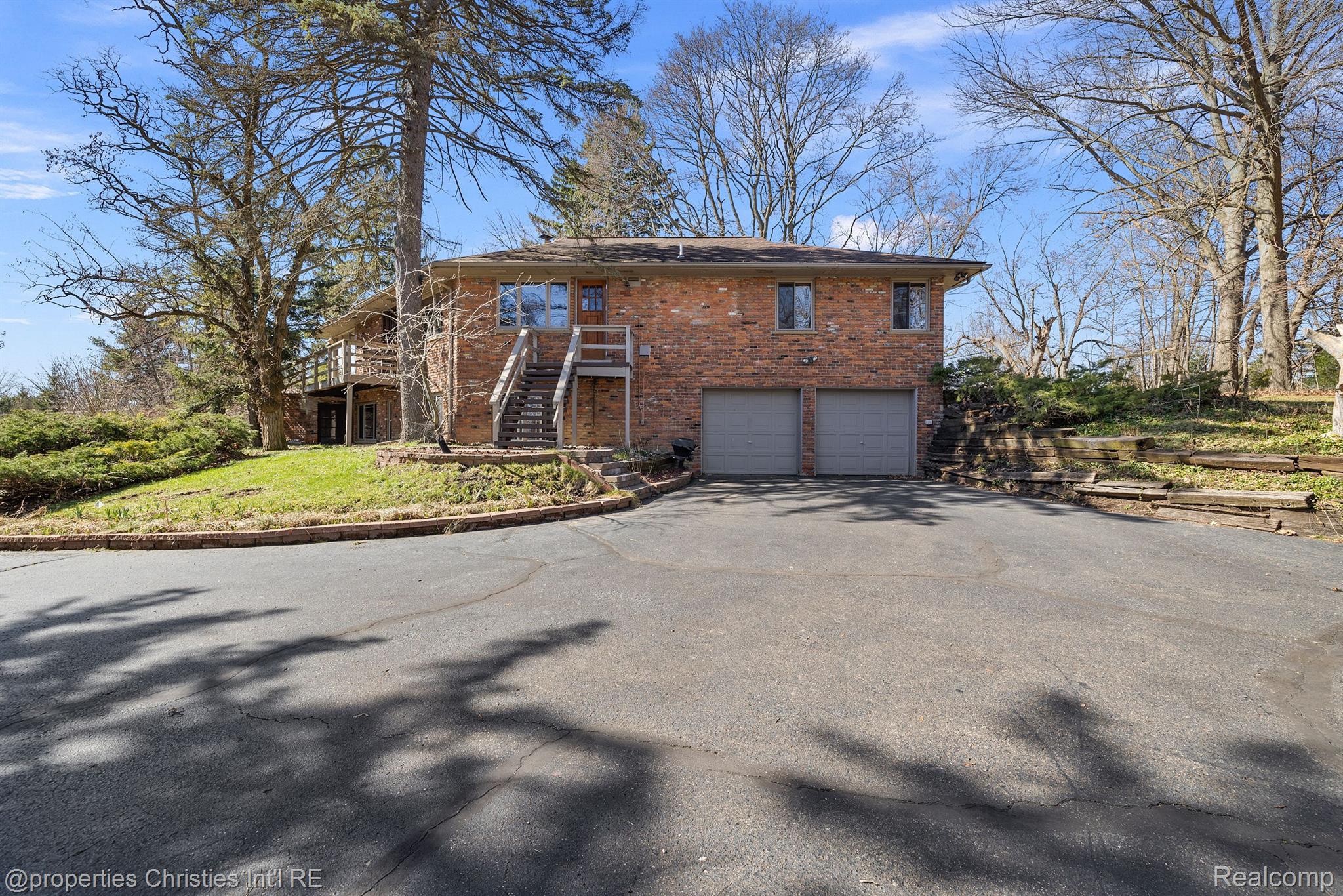 1266 Club Drive