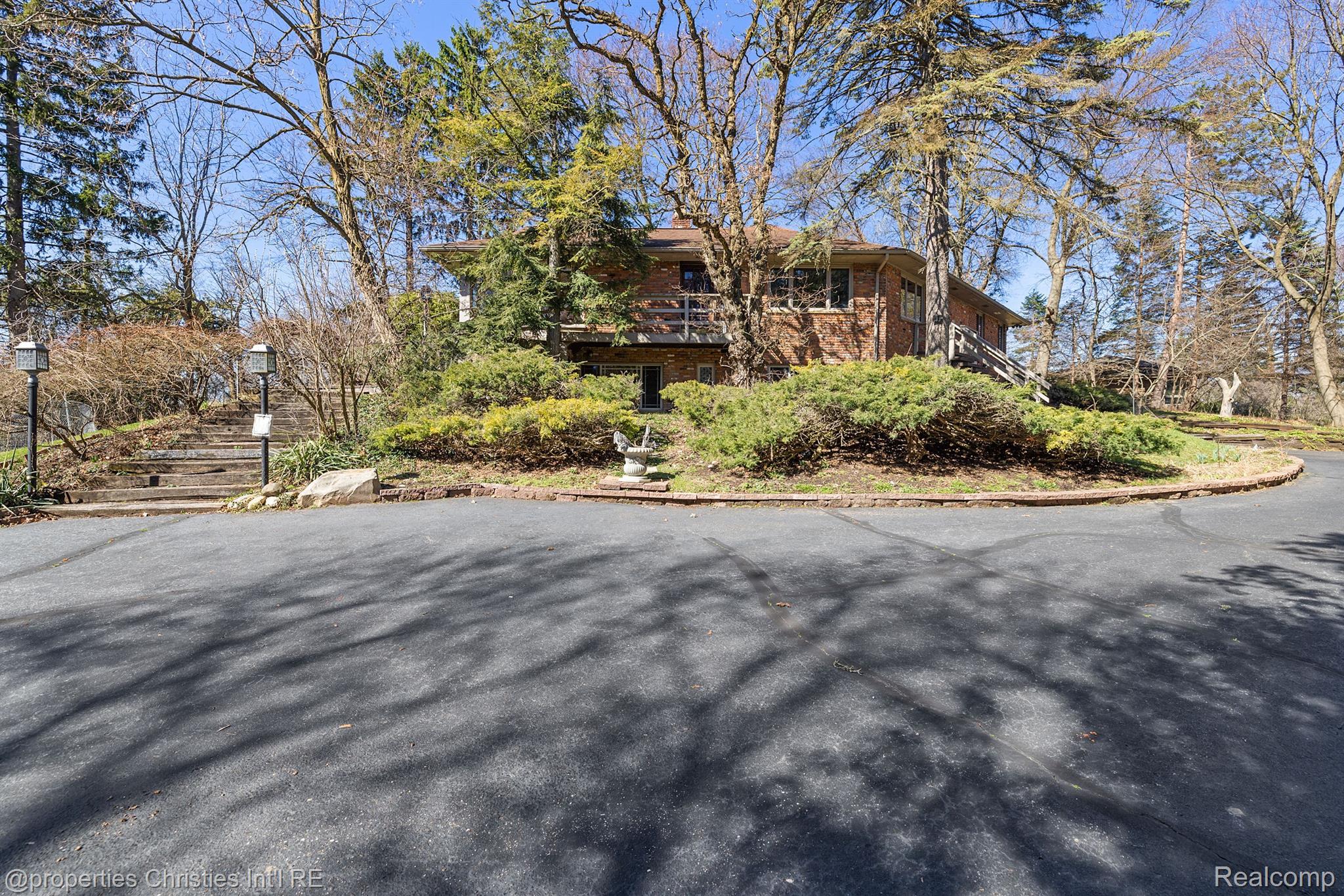 1266 Club Drive