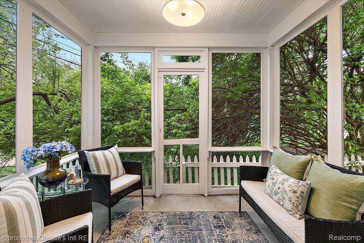 75 Grosse Pointe Blvd