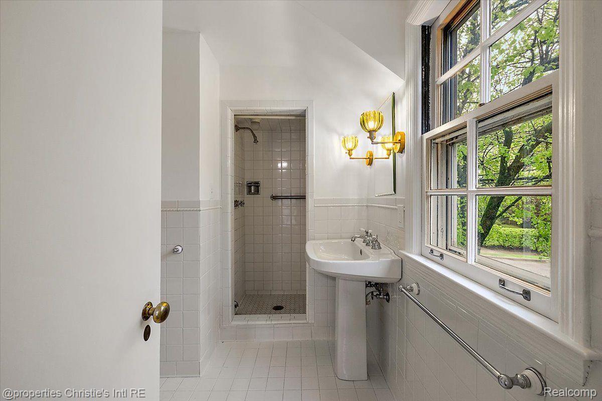 75 Grosse Pointe Blvd