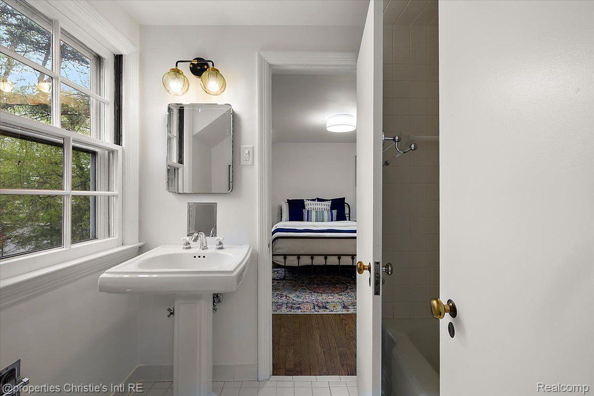 75 Grosse Pointe Blvd