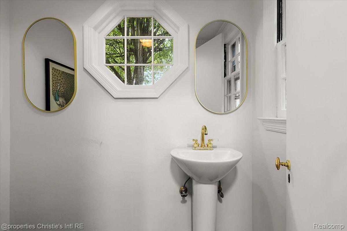 75 Grosse Pointe Blvd