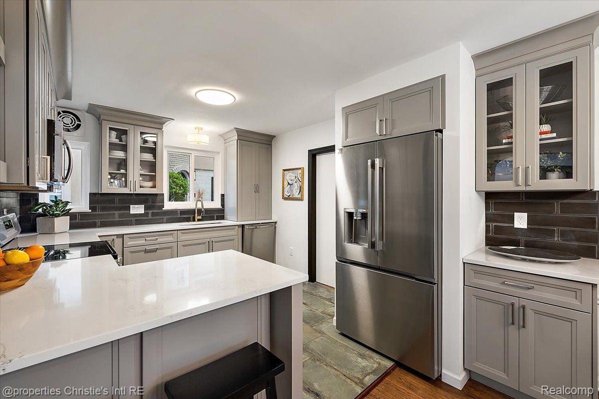 75 Grosse Pointe Blvd