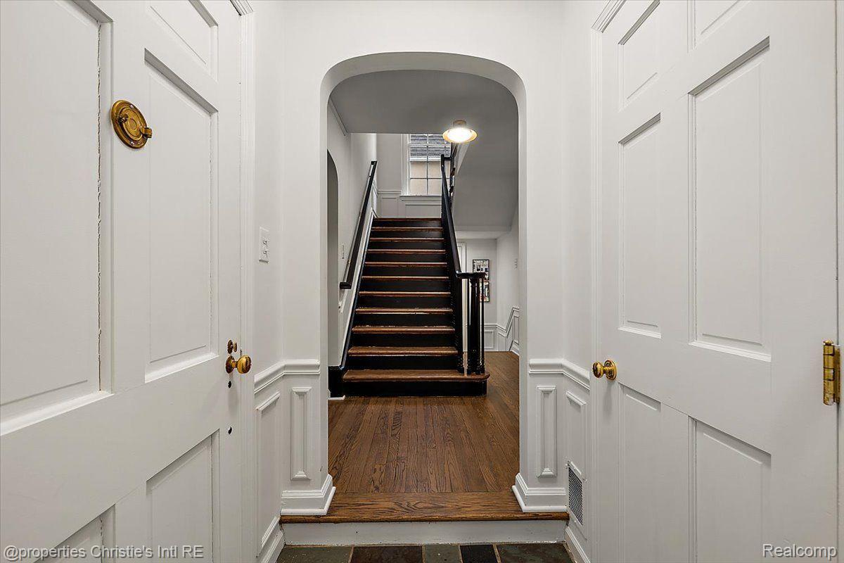 75 Grosse Pointe Blvd