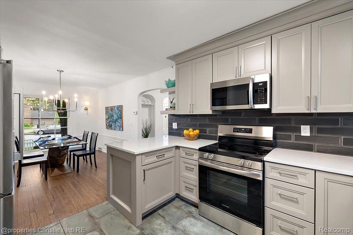 75 Grosse Pointe Blvd