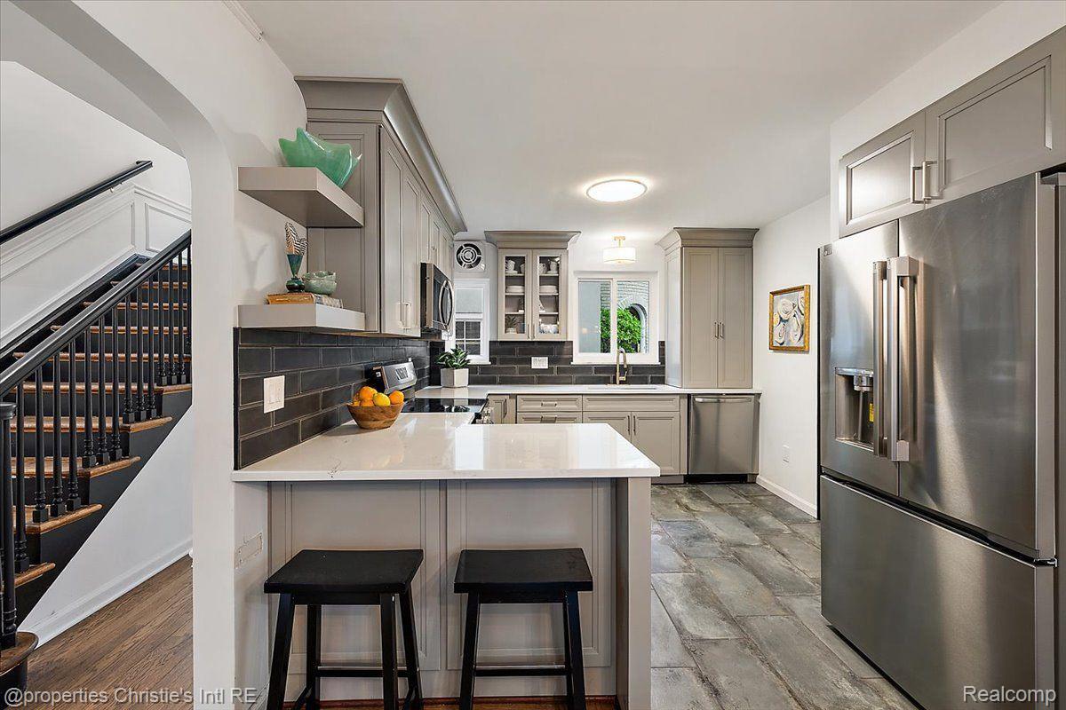 75 Grosse Pointe Blvd