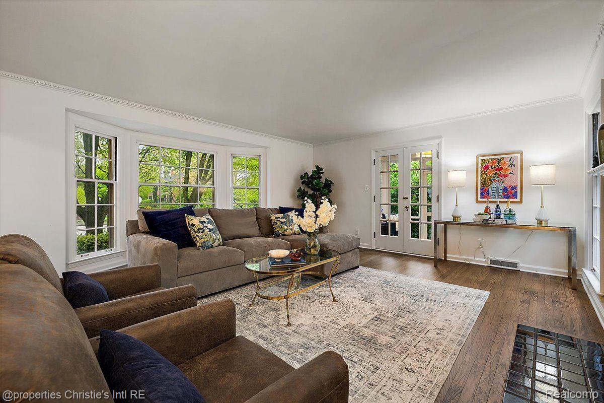 75 Grosse Pointe Blvd