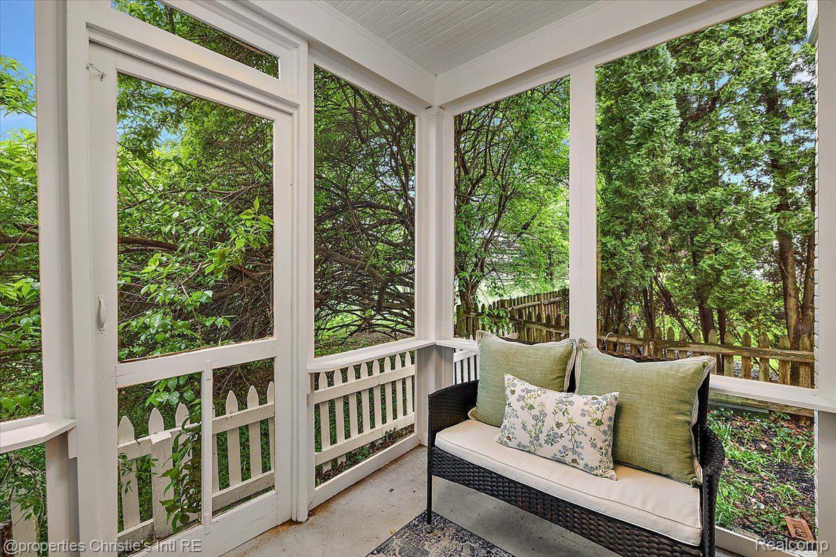 75 Grosse Pointe Blvd