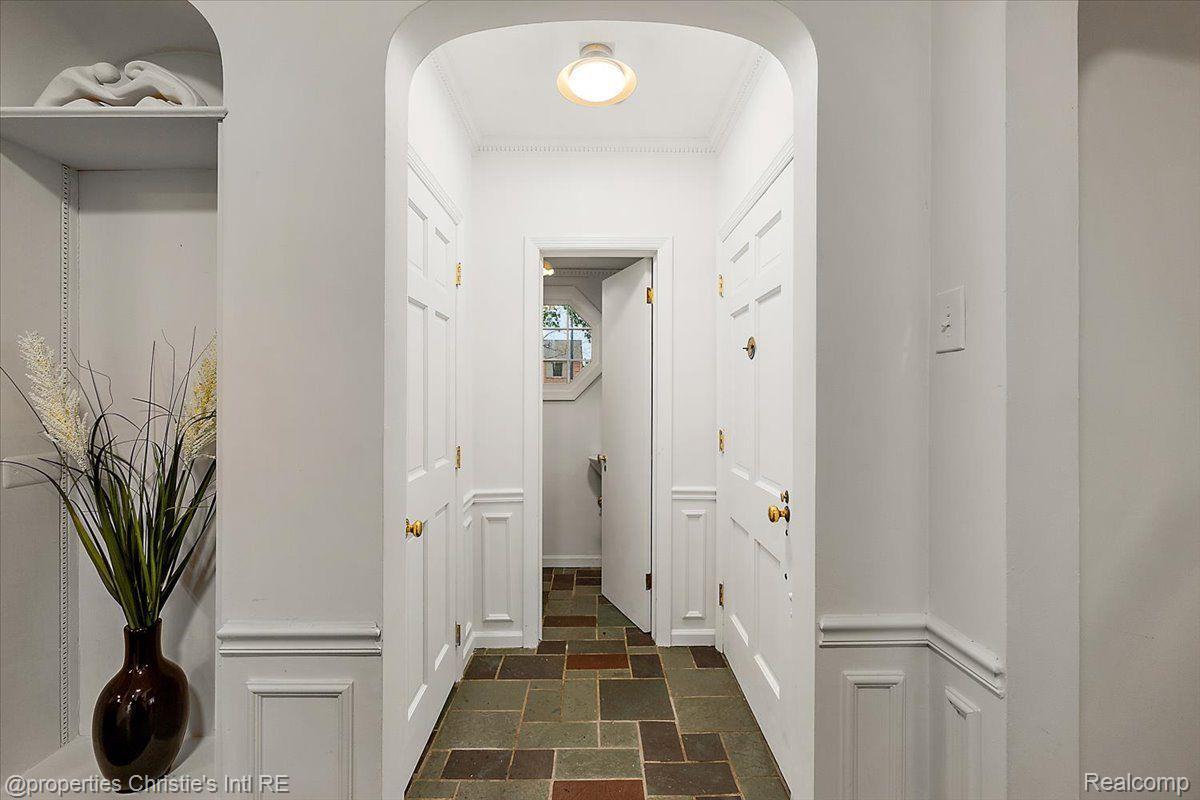 75 Grosse Pointe Blvd