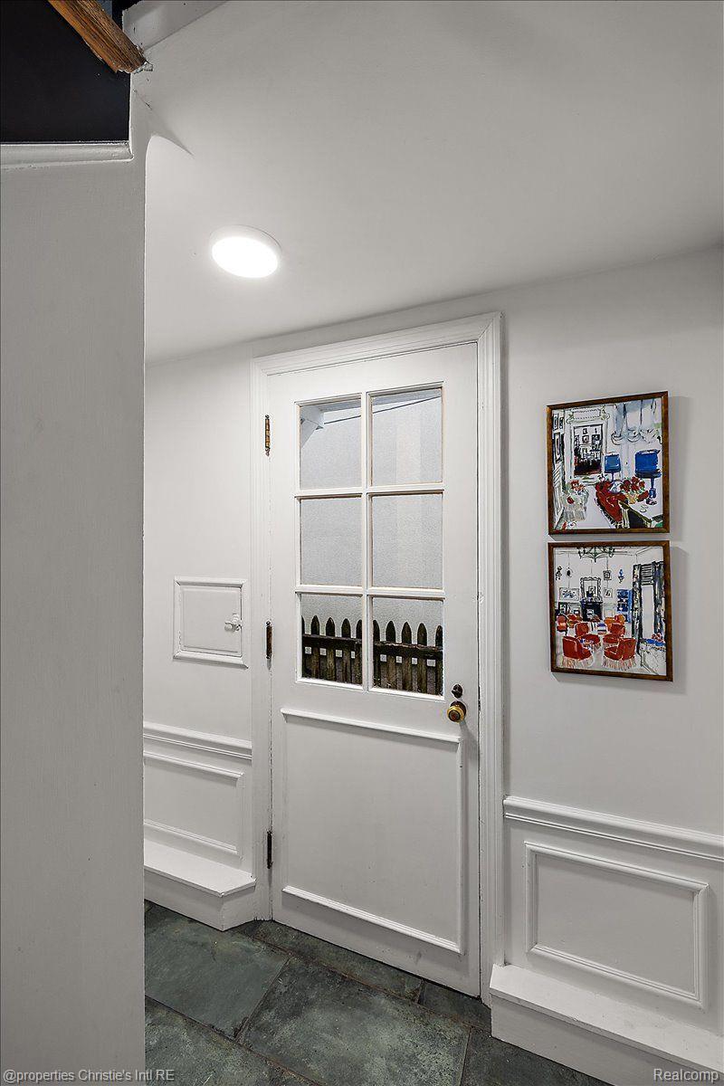 75 Grosse Pointe Blvd