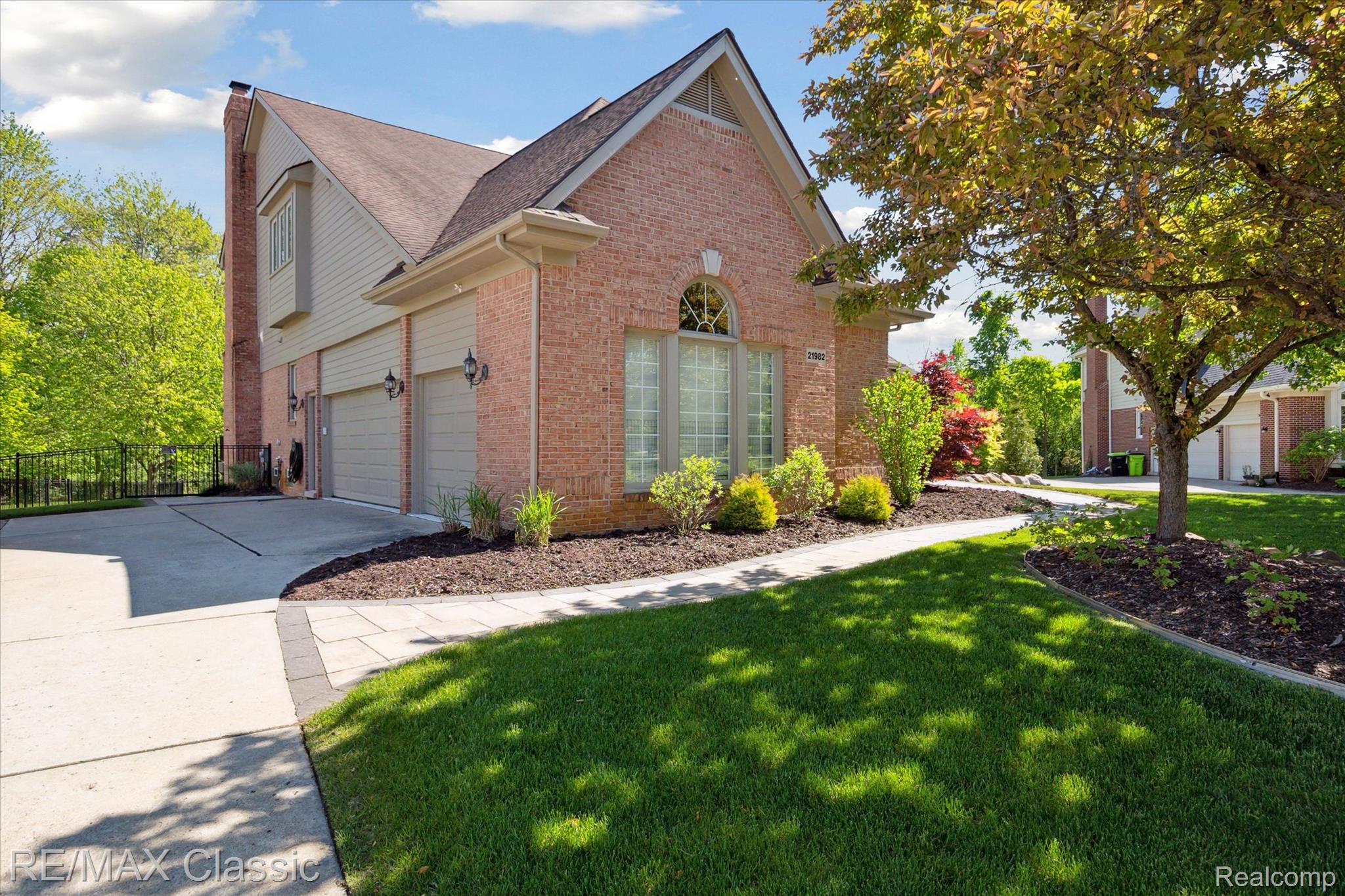 21982 York Mills Circle