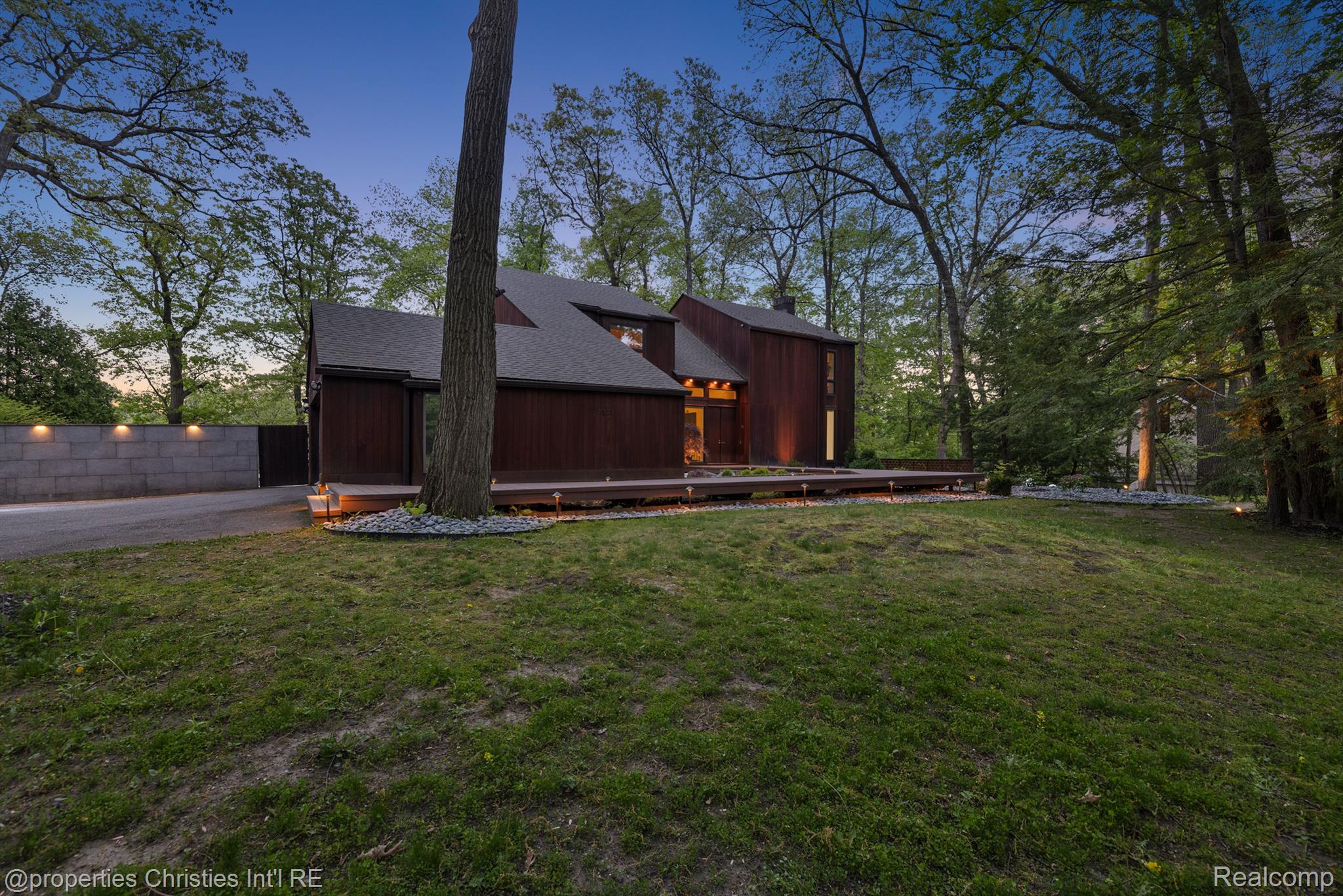 7371 Lindenmere Drive