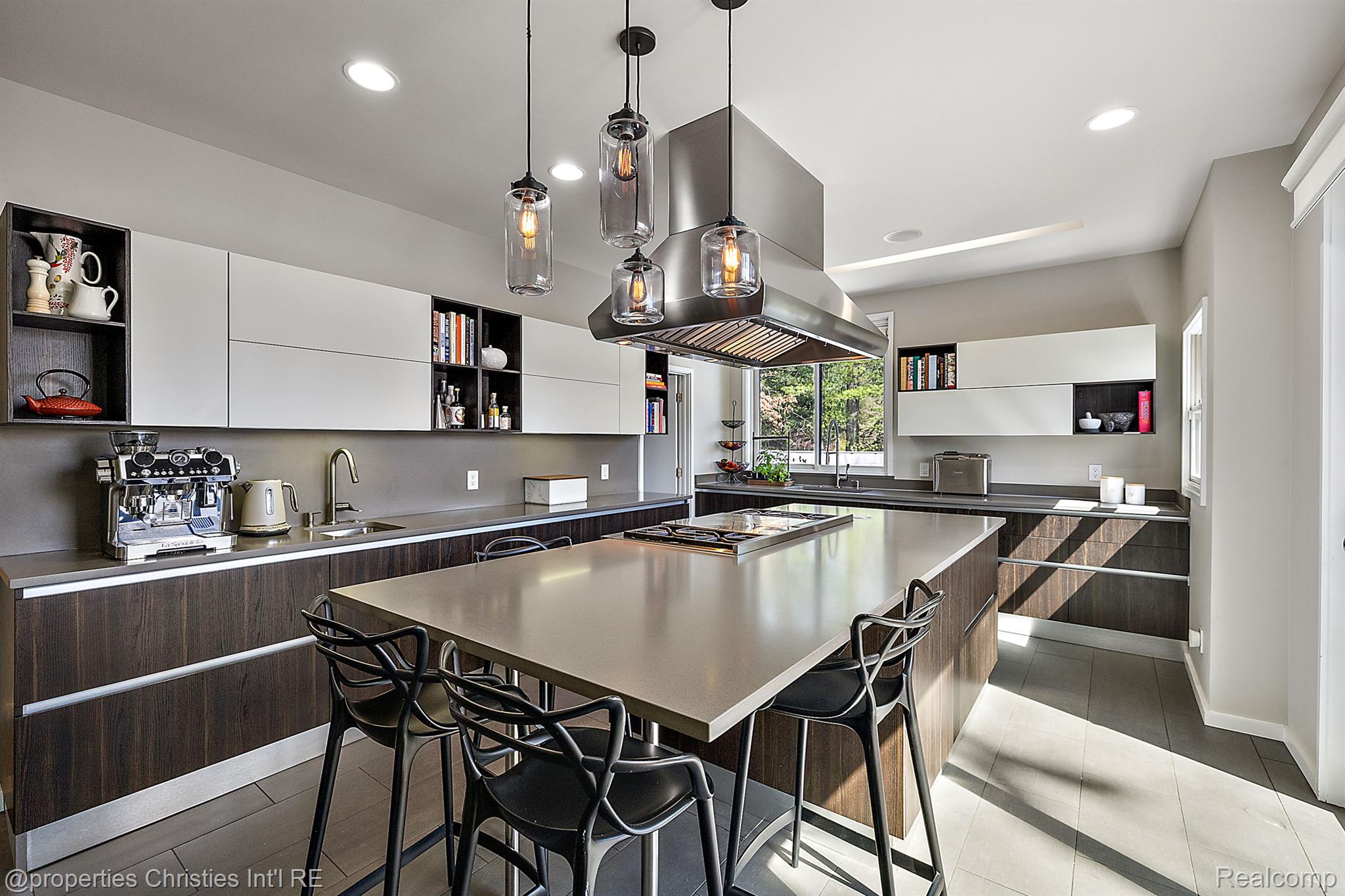 7371 Lindenmere Drive