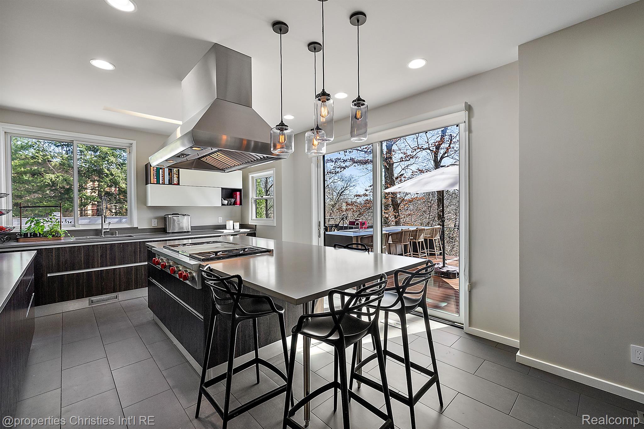 7371 Lindenmere Drive