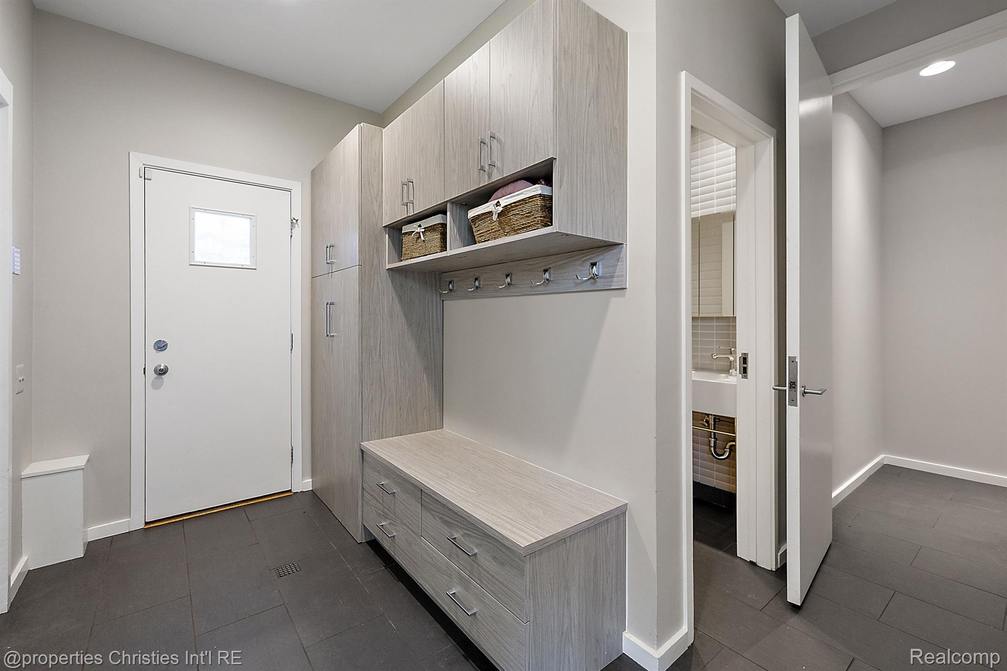 7371 Lindenmere Drive